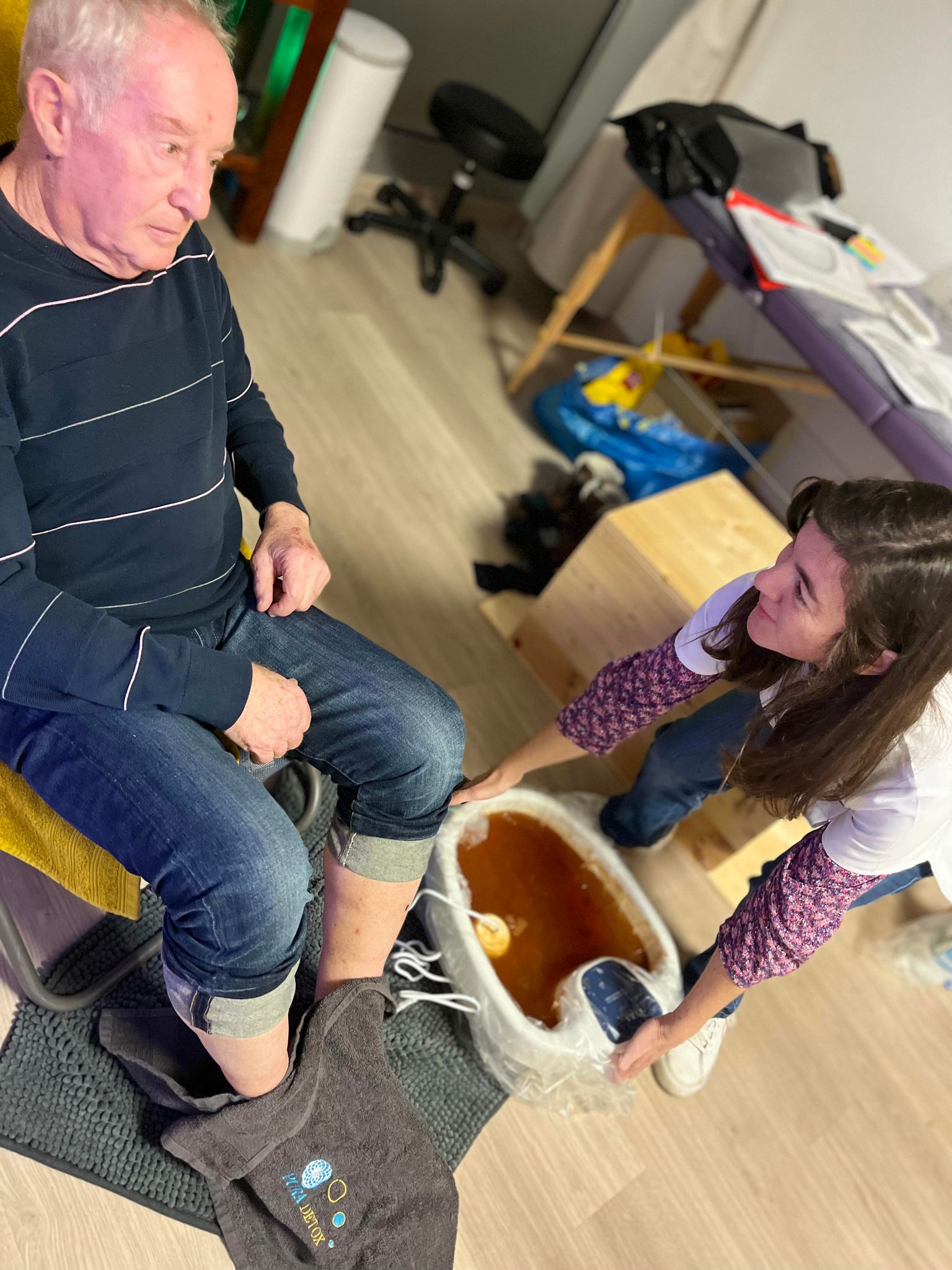 Séance de Pura Detox au cabinet de Vaugneray : bain de pieds ionisant