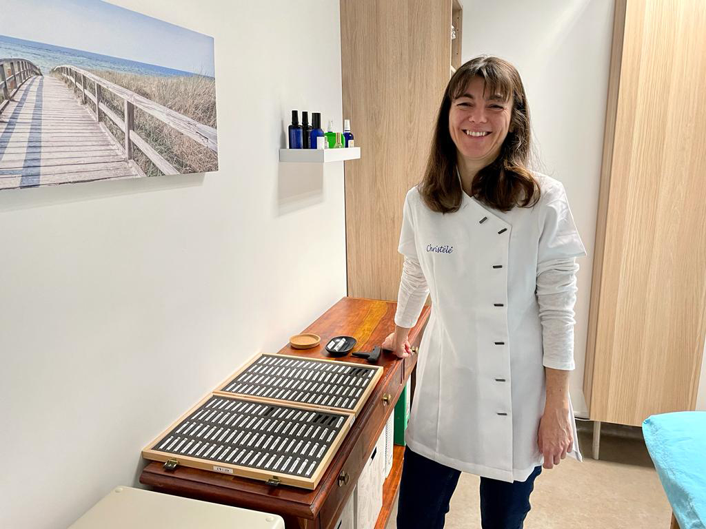 Christèle Egea, thérapeute spécialisée allergies, dans son cabinet à Vaugneray